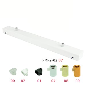Könnte beinhalten: Weiße Metall-Deckenplatte mit zwei Löchern zum Aufhängen von Leuchten. Die Platte ist mit "PMP2-02 07" beschriftet. Es gibt fünf verschiedene Metalloberflächen für die Hängelampe: klar, weiß, schwarz, silber, gold und kupfer.