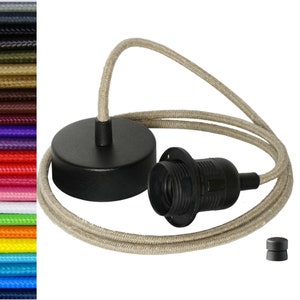 Può includere: Un apparecchio di illuminazione per soffitto nero con un cavo in tessuto beige. L'apparecchio ha una base rotonda e una presa per lampadina standard.