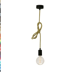 Può includere: Una lampada a sospensione nera con un cavo in juta naturale e una lampadina in vetro trasparente. Il cavo è annodato e pende da un apparecchio a soffitto nero.