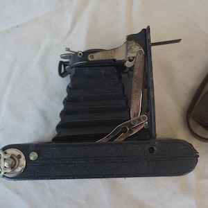VINTAGE camera with leather carry pouch