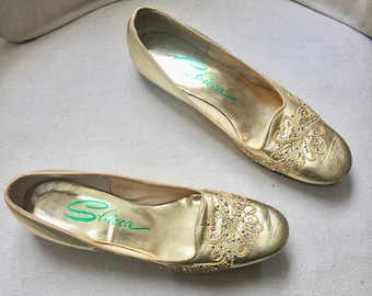 Vintage PLATTA SKOR / Guldfärgade ballerinaskor / METALLISKA Slip On Skor + Låg Klack / Juvelbesatta Strassstenar + Broderi / Sbicca / 8