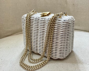 Vintage 60s WICKER HANDBAG Monedero / Caja blanca tamaño MINI / Cierre de hebilla dorada + Pies / Mango de correa de cadena convertible / Hecho en Hong Kong