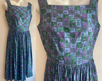 Vintage 50er Jahre Sommerkleid / Baumwollsommerkleid / Eckiger Ausschnitt + Schleife zurück + Tellerrock + seitlicher Metall-Reißverschluss / Floraler Neuheit Schachbrett Muster
