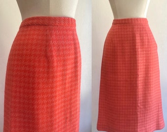 Vintage 50s 60s PENCIL Skirt / Mod Secretary Wiggle Style / Pink + Peach Wool HOUNDSTOOTH / Bernard Altman