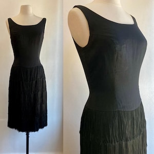 Vestido de coquetel vintage dos anos 60 / Vestido de festa preto com franjas / Corte ondulado em formato de ampulheta + saia com 5 camadas de franjas / P