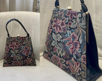 Bolsa vintage anos 60 / Tapeçaria floral escura / Formato triangular / Fecho com botão dourado / Contessa + Fabricado nos EUA