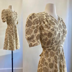 Vintage 30er Jahre Kleid / Floral Rayon Crepe 40er Jahre DAY Kleid / PUFF Ärmel + Gefaltete Schultern + Schnürverschluss / Bezaubernd