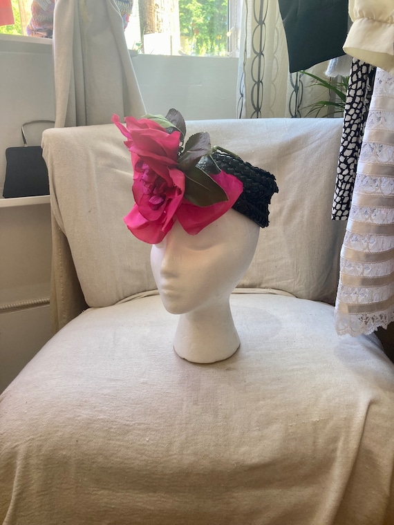 Vintage 50s 60s FASCINATOR / BIG SILK Flower + Straw Pillbox  display picture 1