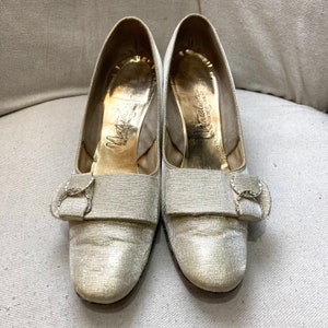 Vintage 60s GOLD METALLIC Pumps / RHINESTONE Detail / Mod Slip-On Style / Naturalizer / 8