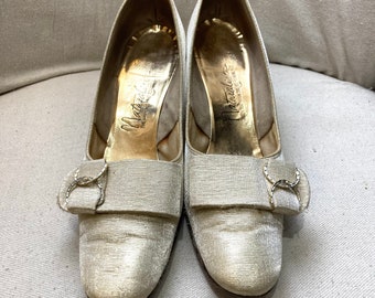 Vintage 60s GOLD METALLIC Pumps / RHINESTONE Detail / Mod Slip-On Style / Naturalizer / 8