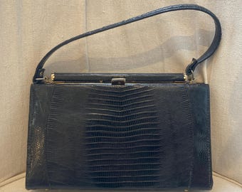 Bolsa vintage dos anos 50 e 60 / Bolsa com moldura / Lagarto falso preto / Detalhe de fecho dourado / Chique