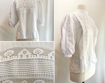 Vintage 70s 80s Prairie Blouse / NOVELTY TREE + HOUSE Lace Eyelet Detail /  Puff Sleeves w/ Lace + Pintuck Detail / Buttons Up Back