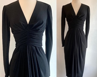Vintage 70er 80er Party Kleid / Sexy Slinky Jersey + gepuffte Schulter + geraffte Taille / RIMINI