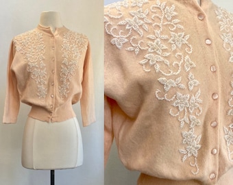 Vintage 50s BEADED CARDIGAN Sweater / Floral Pattern in White Beads / Light Peachy PINK Lambswool / Bracelet Sleeve / M