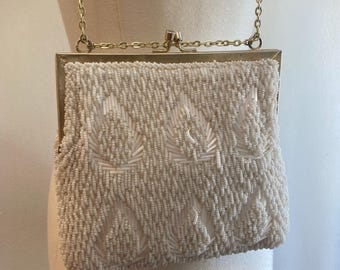 Bolsa vintage de contas dos anos 50 e 60 / Bolsa de noite / Design de lágrima com contas brancas / Alça de corrente dourada que se transforma em alça de ombro / Magid + Fabricado em Hong Kong