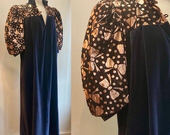 Sukienka kaftan vintage z lat 80. / sukienka hostess lounge / oversize'owe, miedziane, metaliczne rękawy + czarny welur / kryształowe guziki / David Brown