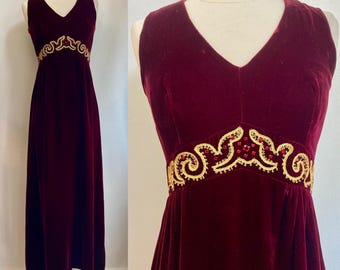 Vestido maxi vintage de los 70 / Terciopelo rojo oscuro arrugado + Cintura imperio con detalles dorados y joyas / Ideal para fiestas y ocasiones especiales