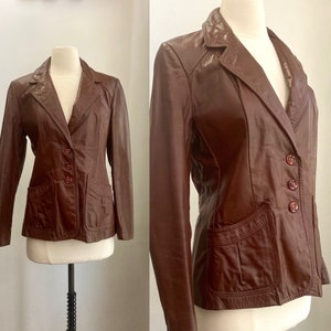 Veste blazer en cuir marron vintage des années 70 / Ceinture avec bouton arrière / Poches plissées / Fermeture à trois boutons
