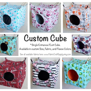 Puede incluir: Un collage de nueve imágenes que muestran varias opciones de tela para una cama de cubo personalizada para mascotas. El cubo tiene un solo agujero de entrada/salida y está disponible en tamaños y colores de vellón personalizados. El texto "Custom Cube" se muestra en el centro del collage. El texto "Single Entrance/Exit Cube. Available in custom Size, Fabric, and Fleece Colors. See all available fabrics here: www.FabricCraftSupply.etsy.com" se muestra debajo del título.