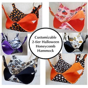 Pode incluir: Cinco redes de favo de mel de Halloween de dois níveis para animais de estimação pequenos. As redes são feitas de tecido laranja e preto com várias estampas temáticas de Halloween, incluindo milho doce, abóboras, fantasmas e morcegos.