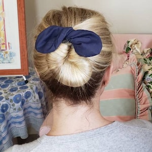 Schicker dunkelblauer Chignon-Brötchenhersteller: Easy Twist & Roll