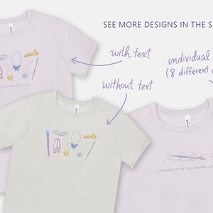 Puede incluir: Tres camisetas de color claro con diferentes dise&ntilde;os. Una camiseta tiene un dibujo lineal de una varita, zapatillas de ballet, un collar y otros iconos. Otra camiseta tiene los mismos iconos, y la tercera camiseta tiene un dibujo lineal con el texto "CONSTANT AS THE STARS ABOVE".