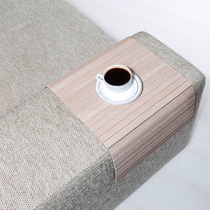 PLATEAU FLEXIBLE RUNNER, plateau avec accoudoirs, plateau pour table basse, table de canapé, table avec accoudoirs, plateau pour pouf, superposition de plateau pour pouf, dessus de table pouf, image 3