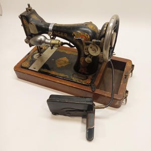 Antique 1910 Singer Model 127 Sewing Machine with Motor & Foot Pedal – Powers On and Runs