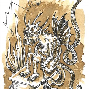 Può includere: Un'illustrazione a inchiostro nero e bianco di una creatura grottesca con ali e coda di serpente seduta su un libro. La creatura ha una grande testa con corna e un ghigno pieno di denti. Lo sfondo è un acquerello marrone.