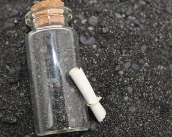 Botella de arena negra volcánica islandesa / Mensaje de la playa de Reynisfjara (5 cm)