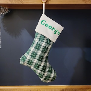 Wunderschöner handgefertigter Weihnachtsstrumpf mit individueller Namensstickerei.