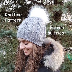 Peut inclure: Un bonnet gris en tricot avec un pompon blanc. Le bonnet est en tricot torsadé. Le texte "Knitting Pattern" est visible dans le coin supérieur gauche de l'image. Le texte "Patron au tricot" est visible dans le coin supérieur droit de l'image.