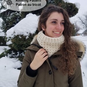 Peut inclure: Une femme portant une écharpe blanche en tricot à col roulé dans un décor extérieur enneigé. L'écharpe est réalisée avec un motif de point simple et a une coupe ample et décontractée. Le texte "Knitting Pattern Patron au tricot" est visible sur l'image.
