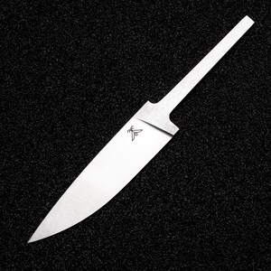 Könnte beinhalten: Eine silberne Messerklinge mit einer spitzen Spitze und einer geraden Schneide. Die Klinge trägt ein kleines Logo mit der Aufschrift "KF".