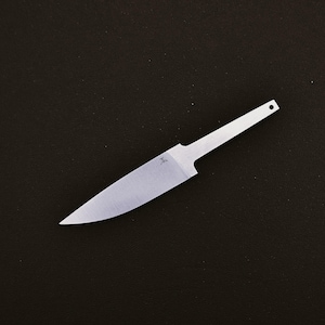 Könnte beinhalten: Eine Edelstahl-Messerklinge mit einer Spitze und einem Loch im Griff. Die Klinge hat eine glatte, polierte Oberfläche und eine gebogene Schneide. Das Messer ist zum Schneiden und Zerteilen bestimmt.