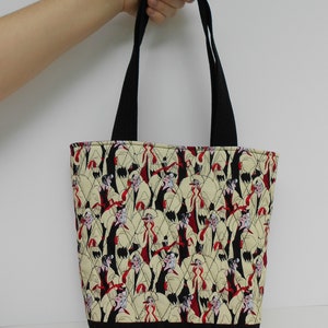 Bolso acolchado hecho a mano con estampado de Cruella de Disney. Disponible en 2 tamaños: bolso de mano, cartera, bolso de mano. 100 % algodón y lavable a máquina.