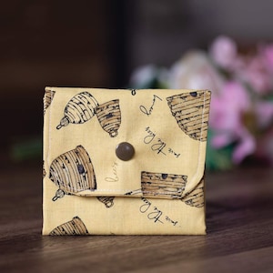 Monedero hecho a mano, tarjetero, minicartera para mujer, monedero infantil con 3 compartimentos. Diseño de colmena de abejas - CP06
