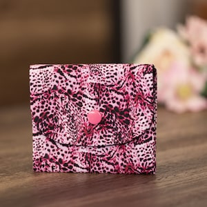 Monedero hecho a mano, tarjetero, minicartera para mujer, monedero con 3 compartimentos. Diseño de leopardo rosa - CP28