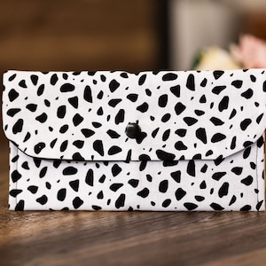 Monedero hecho a mano, tarjetero, billetera para mujer, monedero con compartimentos interiores. Diseño de guijarros monocromáticos - CP44