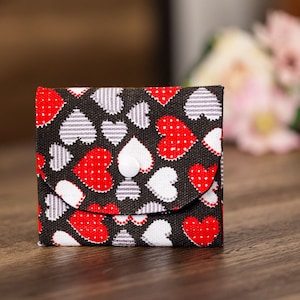 Monedero hecho a mano, tarjetero, minicartera para mujer, monedero con 3 compartimentos. Diseño de corazones múltiples - CP32