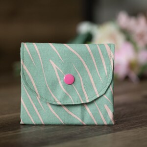 Portamonete fatto a mano, porta carte, mini portafoglio da donna, borsa per bambini con 3 scomparti. Abstract DEDesign Rosa/Verde-CP18