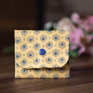 Monedero hecho a mano, tarjetero, minicartera para mujer, monedero infantil con 3 compartimentos. Diseño floral azul - CP13