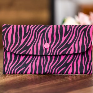 Monedero hecho a mano, tarjetero, billetera para mujer, monedero con compartimentos interiores. Diseño abstracto rosa - CP51