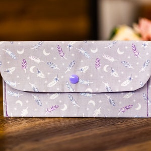 Monedero hecho a mano, tarjetero, billetera para mujer, monedero con compartimentos interiores. Diseño de plumas lilas - CP50