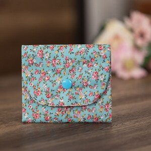 Monedero hecho a mano, tarjetero, minicartera para mujer, monedero con 3 compartimentos. Diseño floral azul - CP34