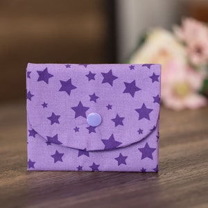 Monedero hecho a mano, tarjetero, minicartera de mujer, monedero con 3 compartimentos. Diseño de estrellas lilas -CP3-