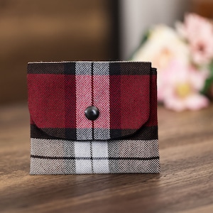 Monedero hecho a mano, tarjetero, minicartera para mujer, monedero con 3 compartimentos. Diseño de tartán rojo y negro - CP37