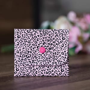 Monedero hecho a mano, tarjetero, minicartera para mujer, monedero infantil con 3 compartimentos. Diseño abstracto rosa CP08