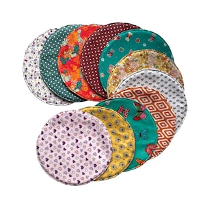 Può includere: Un set di 10 sottobicchieri rotondi in tessuto con vari motivi colorati, tra cui pois, farfalle, cuori e motivi geometrici.