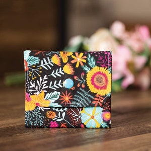 Monedero hecho a mano, tarjetero, minicartera para mujer, monedero infantil con 3 compartimentos. Diseño floral negro - CP15